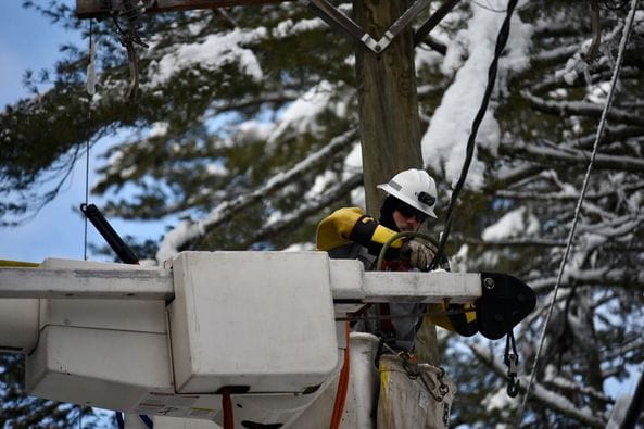 Thousands still without power from Monday’s storm; new ‘winter storm watch’ issued calling for 6″ heavy snow-mix Wed. into Thurs.