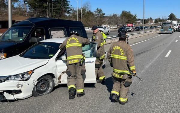 Only minor injuries after 4-vehicle crash with rollover near Exit 11 on the Everett Turnpike