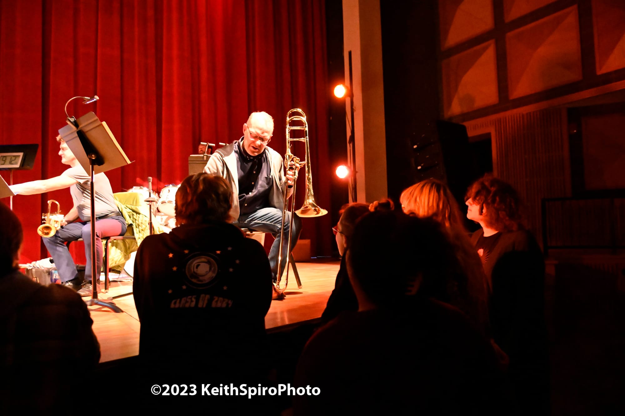 musician onstage speaking with a group of Pinkerton Academy music students. Keith Spiro Photo.