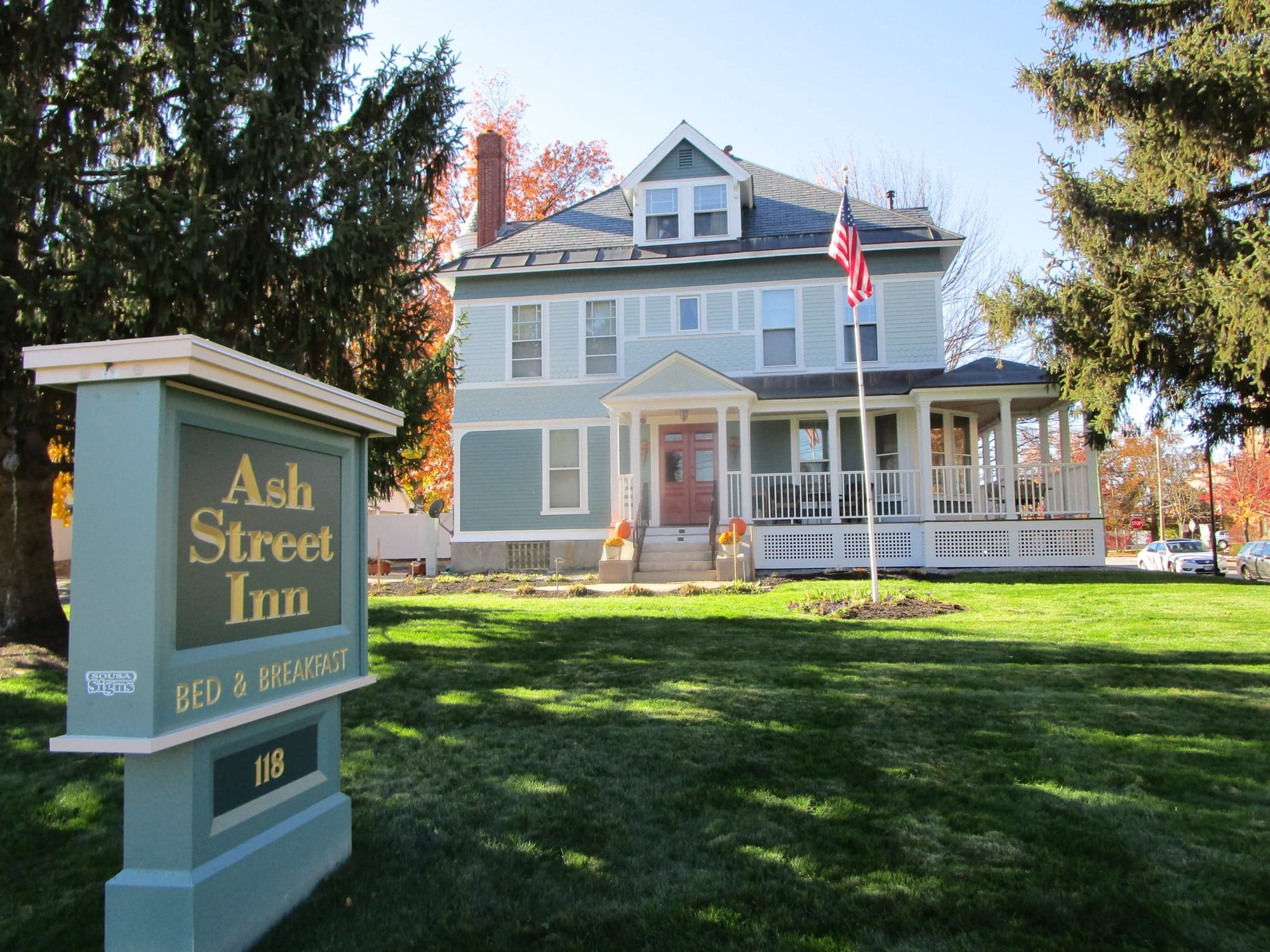 VIDEO: Bear stops by Ash Street Inn looking for late night snack