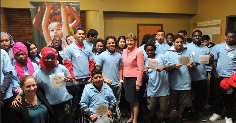 STEM education: Shaheen visits students at UNH Discovery Lab post image