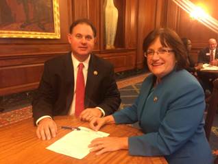 Guinta, Kuster bring opioid forum to NH post image