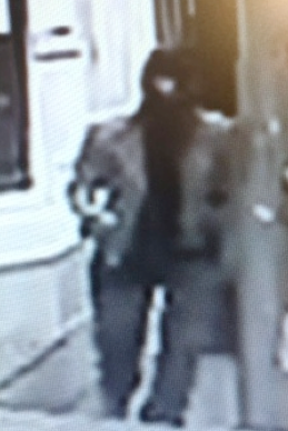 Robber armed with knife takes cash, clerk’s cell phone post image