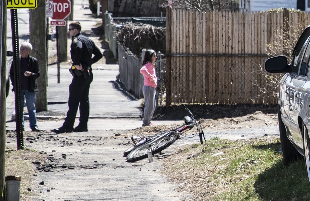 Robber wrestles purse from 83-year-old grandmom, is chased off by granddaughter, 10 post image