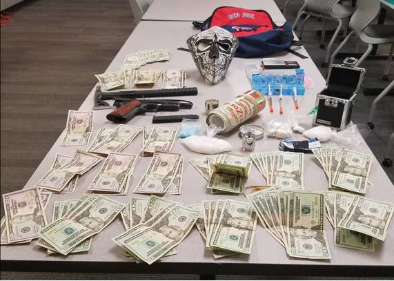 2 men arrested after traffic stop leads to drugs, cash and stolen gun post image