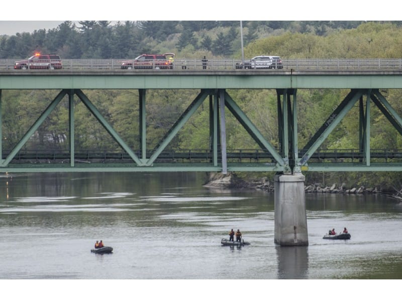 Team effort by MPD officers save despondent man threatening to jump from Queen City Bridge post image