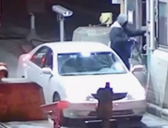 WATCH VIDEO: Armed robbery of toll worker at knifepoint post image