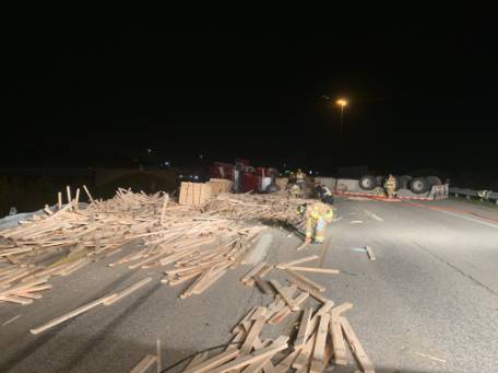 Load of lumber, overturned tractor-trailer shuts down I-95 for six hours post image