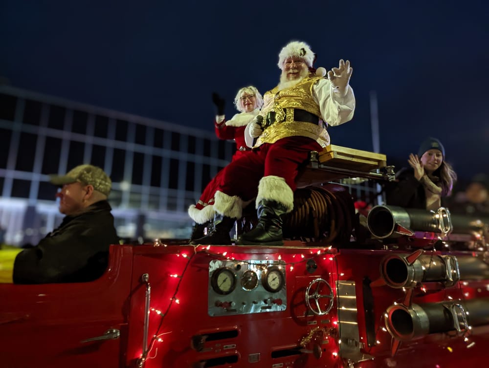 Rain tapers off in time for Santa Shuffle and annual Christmas parade of lights post image