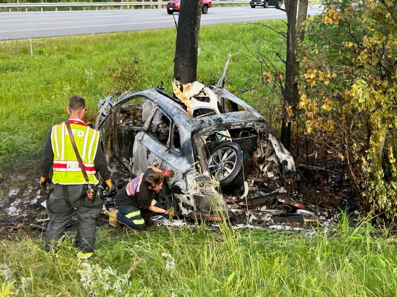 Off-duty firefighters among those who pulled woman from I-93 wreckage just before car burst into flames post image