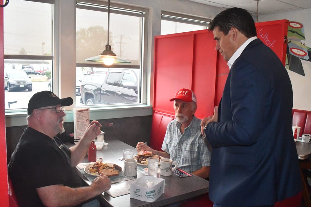 ‘Outsider’ presidential candidate chats with New Hampshire voters post image
