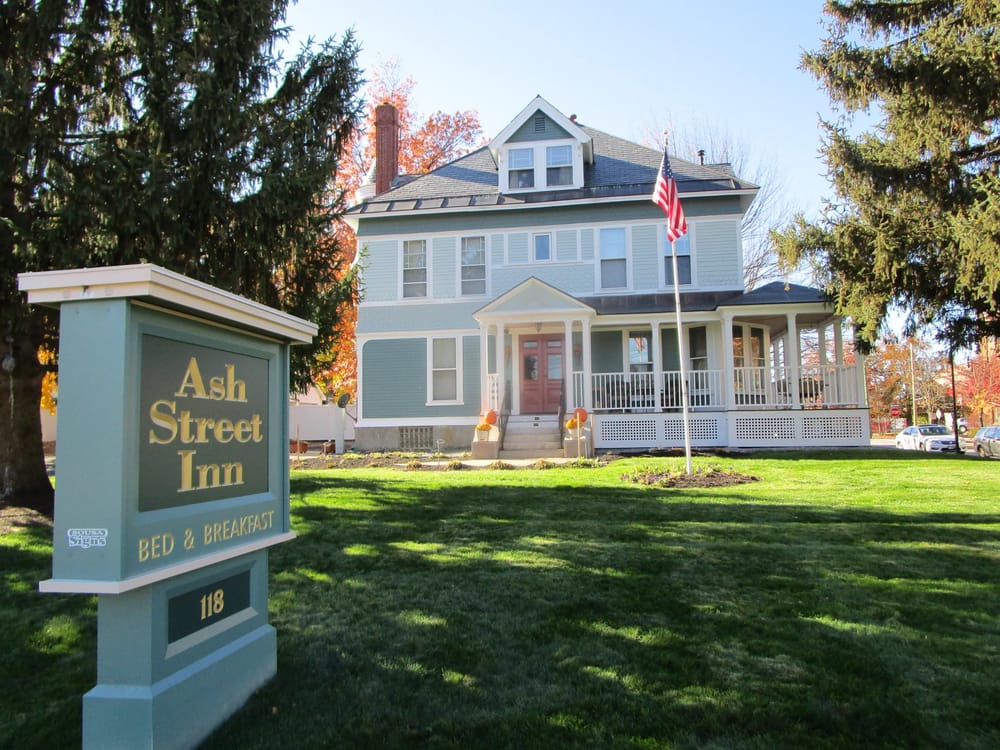 VIDEO: Bear stops by Ash Street Inn looking for late night snack post image